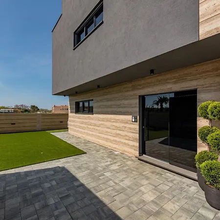 Seaside Luxury With A Swimming Pool Privlaka, Zadar - 23518 *